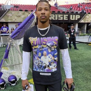 Vikings Players Don Kirk Cousins Shirts as a Tribute to Their Injured Quarterback Ahead of Falcons Game